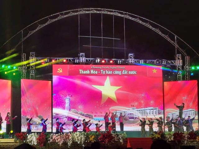 Hàng vạn người tập trung ở quảng trường Lam Sơn ngắm pháo hoa chào mừng Quốc khánh 2/9 - Ảnh 1.