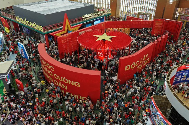 Đón gần 1,2 triệu lượt khách sau 3 ngày mở cửa: Trung tâm Triển lãm Việt Nam “gây sốt” với tiêu chuẩn vận hành chuyên nghiệp - Ảnh 1.