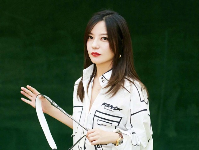 "Én nhỏ" Triệu Vy khốn đốn vì nợ nần, ái nữ 15 tuổi có động thái lạ gây hoang mang - Ảnh 1.