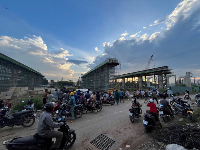 Cần cẩu bất ngờ đổ sập, đè trúng 2 công nhân- Ảnh 1. Cần cẩu bất ngờ đổ sập, đè trúng 2 công nhân- Ảnh 1.