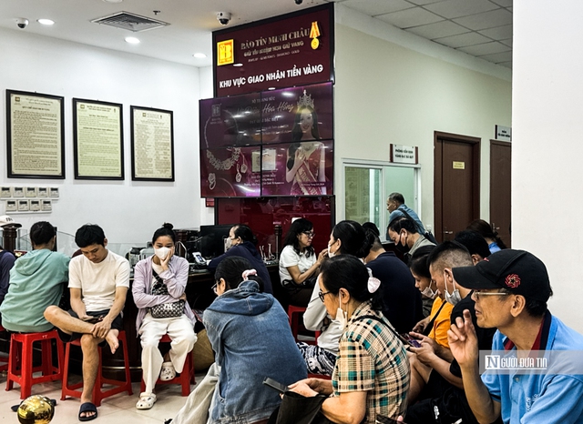 Người dân chen nhau mua vàng giữa lúc giá lập đỉnh - Ảnh 2.