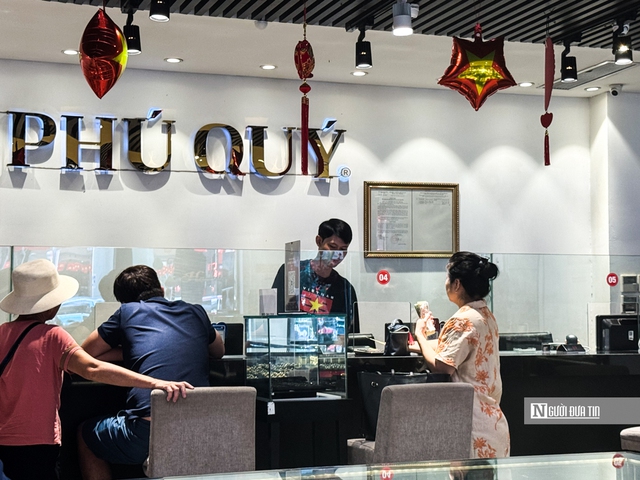 Người dân chen nhau mua vàng giữa lúc giá lập đỉnh - Ảnh 1.