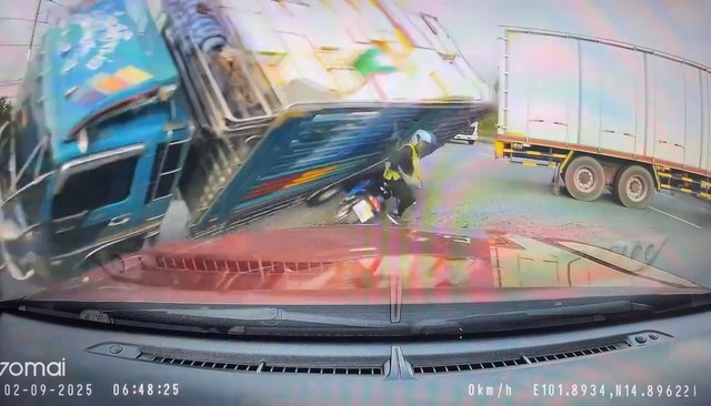 Xe tải mất lái đè trúng người phụ nữ đi xe máy và cái kết khó tin - Ảnh 1.