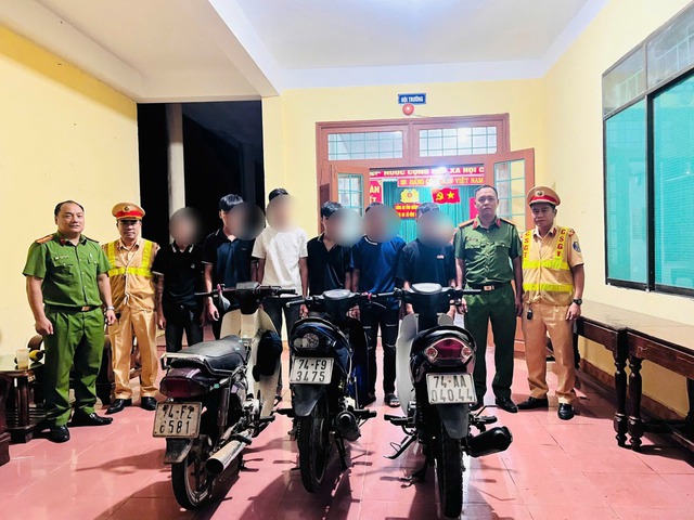 Xử lý 6 thanh niên đi xe lạng lách, "chọi" nhau trên quốc lộ - Ảnh 1.