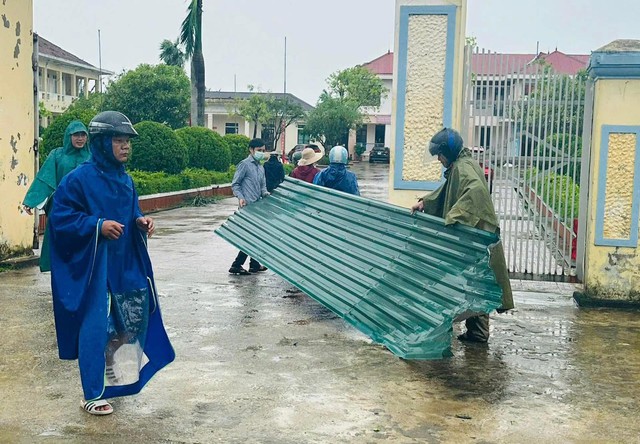 Hà Tĩnh: Nhanh chóng dọn dẹp trường lớp, ổn định nền nếp học tập sau bão số 10- Ảnh 2.
