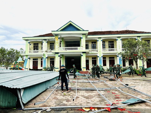 Hà Tĩnh: Nhanh chóng dọn dẹp trường lớp, ổn định nền nếp học tập sau bão số 10- Ảnh 6.