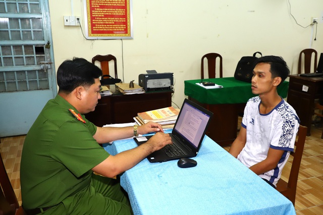 Công an Tp.Cần Thơ bắt nóng đối tượng gây ra nhiều vụ cướp giật táo tợn- Ảnh 1.