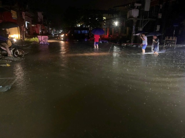 Nhiều nơi ở Lào Cai ngập sâu, người dân chạy lũ trong đêm- Ảnh 5. Nhiều nơi ở Lào Cai ngập sâu, người dân chạy lũ trong đêm- Ảnh 5.