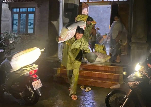 Nhiều nơi ở Lào Cai ngập sâu, người dân chạy lũ trong đêm- Ảnh 2. Nhiều nơi ở Lào Cai ngập sâu, người dân chạy lũ trong đêm- Ảnh 2.