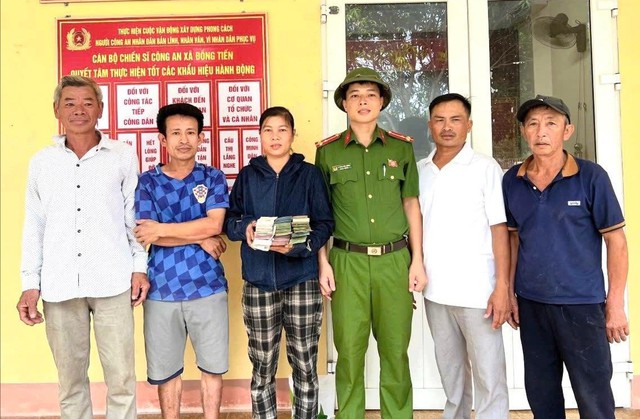 Bản tin 1/10: Đang chằng nhà chống bão, 4 người nhặt được bọc tiền lớn - Ảnh 1.