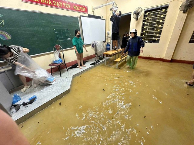 Nhiều nơi ở Lào Cai ngập sâu, người dân chạy lũ trong đêm- Ảnh 4. Nhiều nơi ở Lào Cai ngập sâu, người dân chạy lũ trong đêm- Ảnh 4.