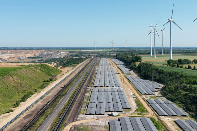 Tổ hợp siêu khổng lồ với 60 triệu tấm pin năng lượng mặt trời và 770 turbine điện gió - Ảnh 1.