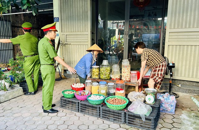 "Siêu phường" ở Thanh Hóa dẹp 11 chợ cóc, chợ tạm lấn chiếm lòng đường kinh doanh- Ảnh 2. "Siêu phường" ở Thanh Hóa dẹp 11 chợ cóc, chợ tạm lấn chiếm lòng đường kinh doanh- Ảnh 2.