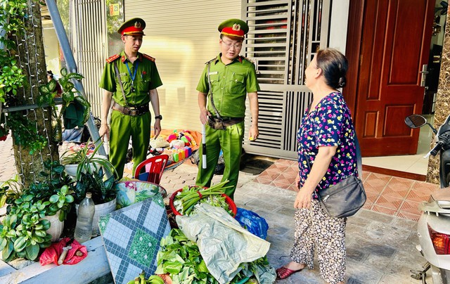 "Siêu phường" ở Thanh Hóa dẹp 11 chợ cóc, chợ tạm lấn chiếm lòng đường kinh doanh- Ảnh 1. "Siêu phường" ở Thanh Hóa dẹp 11 chợ cóc, chợ tạm lấn chiếm lòng đường kinh doanh- Ảnh 1.