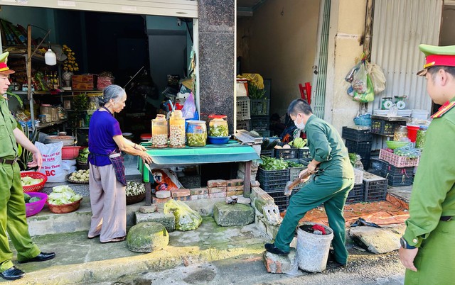 "Siêu phường" ở Thanh Hóa dẹp 11 chợ cóc, chợ tạm lấn chiếm lòng đường kinh doanh- Ảnh 3. "Siêu phường" ở Thanh Hóa dẹp 11 chợ cóc, chợ tạm lấn chiếm lòng đường kinh doanh- Ảnh 3.