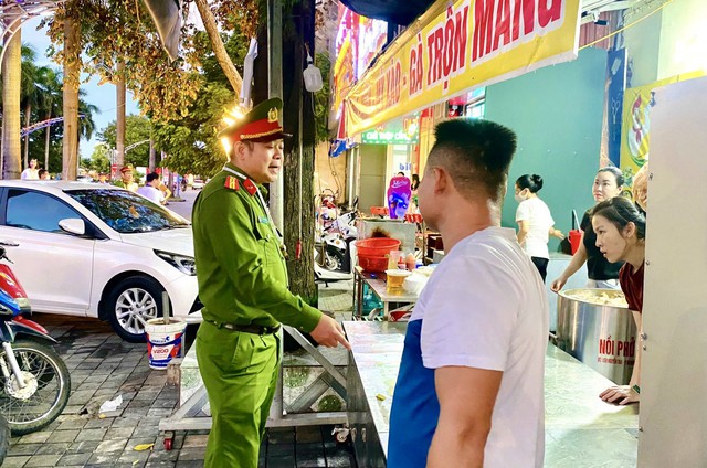 "Siêu phường" ở Thanh Hóa dẹp 11 chợ cóc, chợ tạm lấn chiếm lòng đường kinh doanh- Ảnh 6. "Siêu phường" ở Thanh Hóa dẹp 11 chợ cóc, chợ tạm lấn chiếm lòng đường kinh doanh- Ảnh 6.
