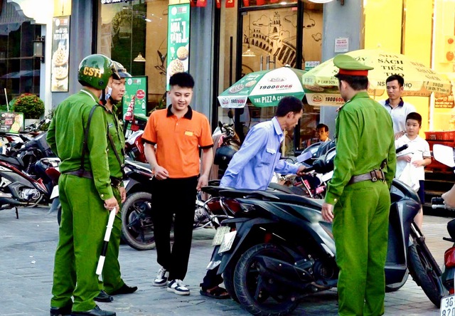 "Siêu phường" ở Thanh Hóa dẹp 11 chợ cóc, chợ tạm lấn chiếm lòng đường kinh doanh- Ảnh 7. "Siêu phường" ở Thanh Hóa dẹp 11 chợ cóc, chợ tạm lấn chiếm lòng đường kinh doanh- Ảnh 7.