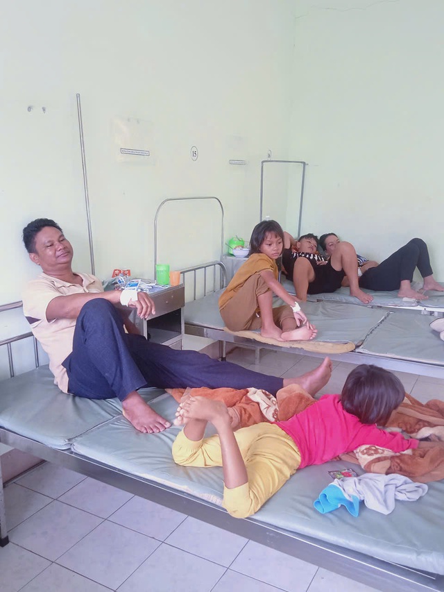 Vụ ngộ độc thực phẩm tại Gia Lai: Đình chỉ hoạt động cơ sở nấu tiệc, xử phạt 35 triệu đồng- Ảnh 2. Vụ ngộ độc thực phẩm tại Gia Lai: Đình chỉ hoạt động cơ sở nấu tiệc, xử phạt 35 triệu đồng- Ảnh 2.