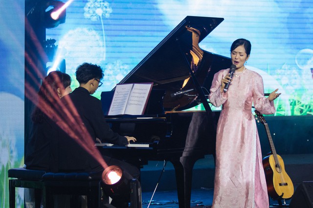 Hà Kiều Anh cùng các con tỏa sáng trong đêm nhạc từ thiện - Ảnh 2.