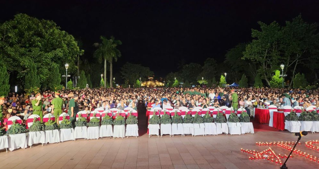 “Mưa đỏ” cùng 81 ngọn nến ký ức thắp sáng Thành cổ Quảng Trị- Ảnh 2. “Mưa đỏ” cùng 81 ngọn nến ký ức thắp sáng Thành cổ Quảng Trị- Ảnh 2.