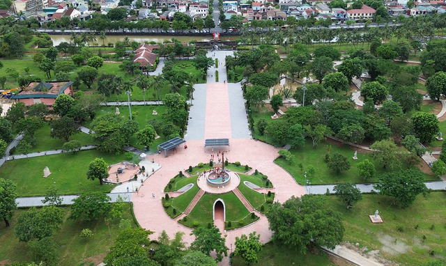 “Mưa đỏ” cùng 81 ngọn nến ký ức thắp sáng Thành cổ Quảng Trị- Ảnh 1. “Mưa đỏ” cùng 81 ngọn nến ký ức thắp sáng Thành cổ Quảng Trị- Ảnh 1.