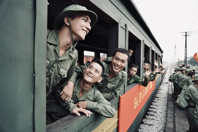 "Mưa đỏ" chạm mốc 500 tỷ đồng sau 2 tuần chiếu - Ảnh 3.