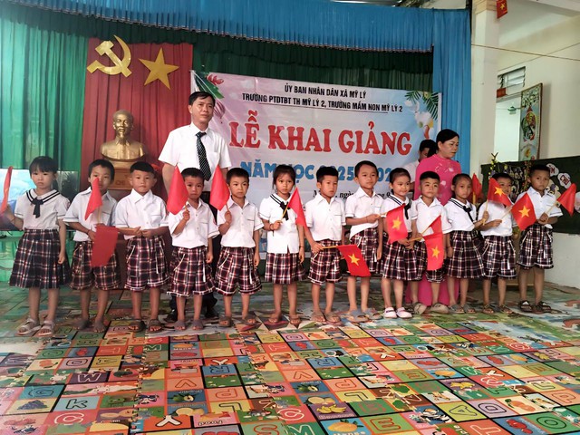 Lễ khai giảng đặc biệt ở vùng tâm lũ miền núi Nghệ An- Ảnh 2. Lễ khai giảng đặc biệt ở vùng tâm lũ miền núi Nghệ An- Ảnh 2.