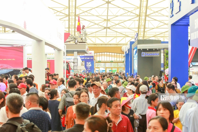 Hà Nội: Tạm cấm phương tiện tại 3 tuyến đường từ 6 đến 15/9 phục vụ Triển lãm thành tựu đất nước
- Ảnh 1. Hà Nội: Tạm cấm phương tiện tại 3 tuyến đường từ 6 đến 15/9 phục vụ Triển lãm thành tựu đất nước
- Ảnh 1.