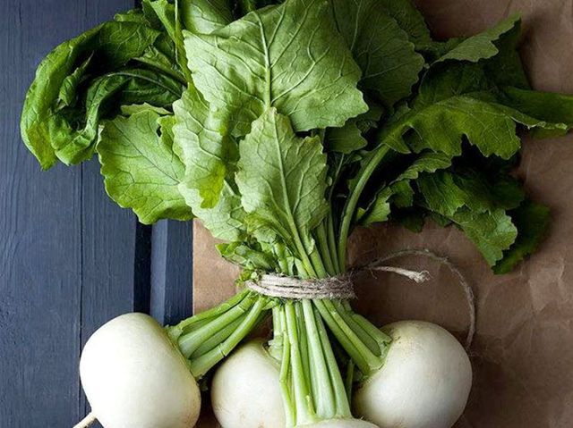 Đừng chỉ ăn củ lá loài cây này như "nhân sâm người nghèo", ở quê mọc đầy - Ảnh 1.