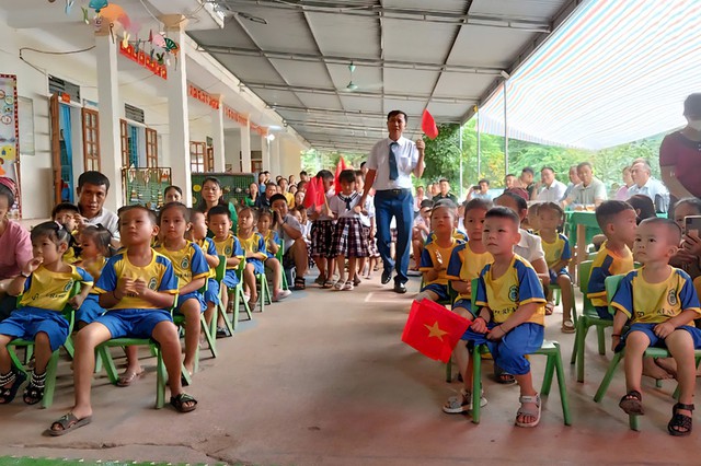 Lễ khai giảng đặc biệt ở vùng tâm lũ miền núi Nghệ An- Ảnh 1. Lễ khai giảng đặc biệt ở vùng tâm lũ miền núi Nghệ An- Ảnh 1.