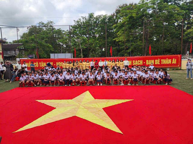 Giám đốc sở VH&TT xúc động với hình ảnh học sinh ở Huế đội nón lá in hình cờ đỏ sao vàng tại lễ khai giảng- Ảnh 5.