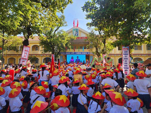 Giám đốc sở VH&TT xúc động với hình ảnh học sinh ở Huế đội nón lá in hình cờ đỏ sao vàng tại lễ khai giảng- Ảnh 3.