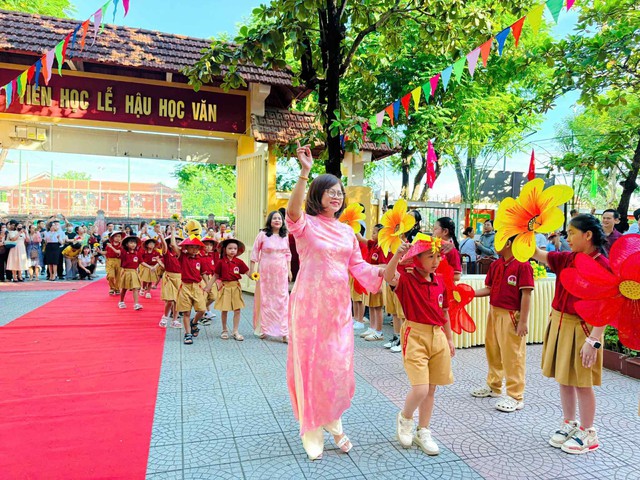 Giám đốc sở VH&TT xúc động với hình ảnh học sinh ở Huế đội nón lá in hình cờ đỏ sao vàng tại lễ khai giảng- Ảnh 6.
