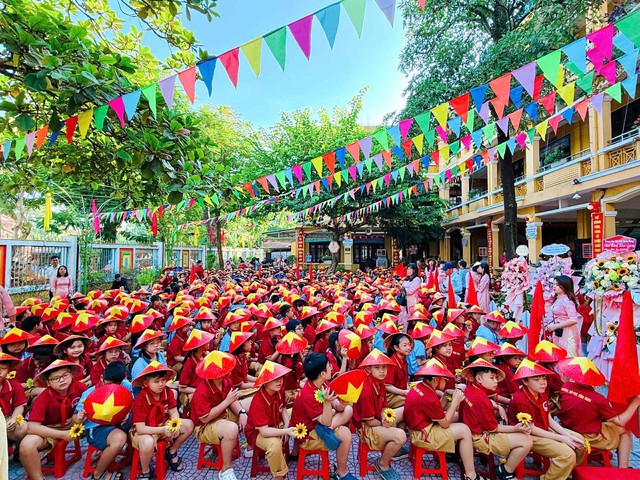 Giám đốc sở VH&TT xúc động với hình ảnh học sinh ở Huế đội nón lá in hình cờ đỏ sao vàng tại lễ khai giảng- Ảnh 4.