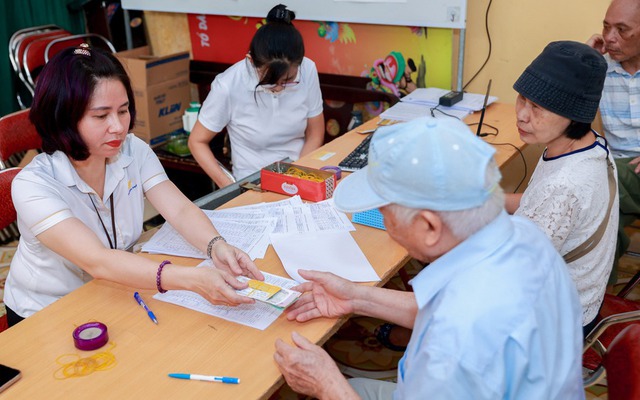 Hướng dẫn mới về BHYT cho người hưởng trợ cấp hưu trí, nhiều người cần biết - Ảnh 1.