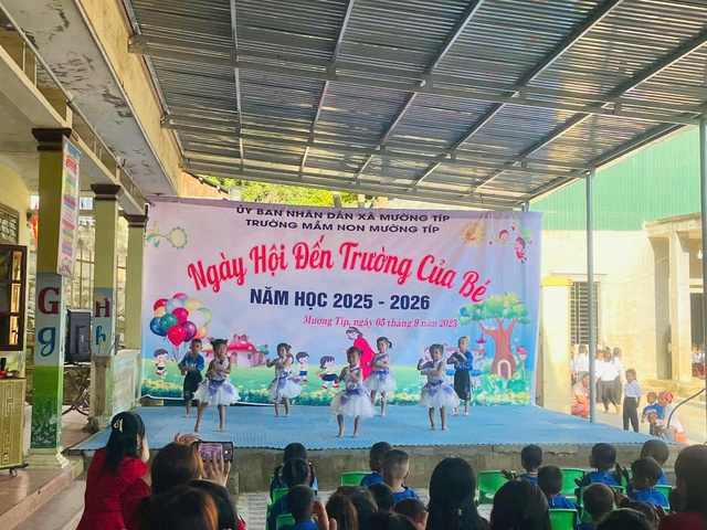 Lễ khai giảng đặc biệt ở vùng tâm lũ miền núi Nghệ An- Ảnh 4. Lễ khai giảng đặc biệt ở vùng tâm lũ miền núi Nghệ An- Ảnh 4.
