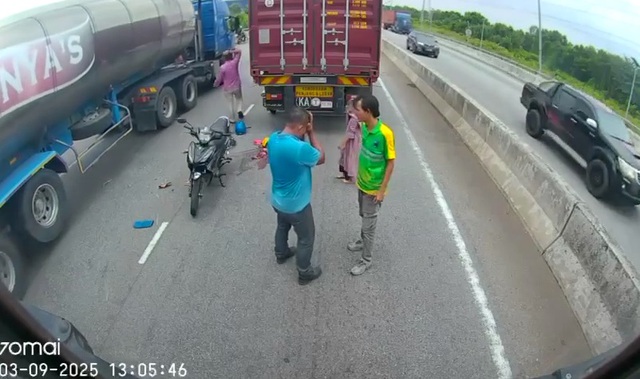 Chồng bật khóc nức nở khi thấy vợ bị xe đầu kéo cán tử vong trên đường - Ảnh 1.