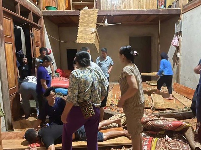 Đang ăn tối, sàn nhà bất ngờ sập xuống, 6 người bị thương - Ảnh 1.