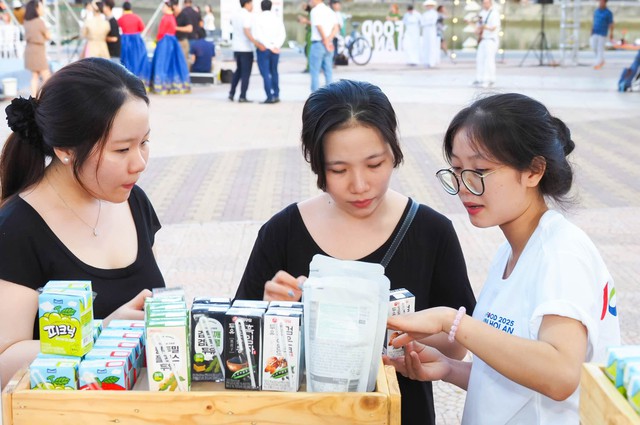 Phố cổ Hội An sôi động với lễ hội Ẩm thực, văn hóa Hàn Quốc- Ảnh 8. Phố cổ Hội An sôi động với lễ hội Ẩm thực, văn hóa Hàn Quốc- Ảnh 8.
