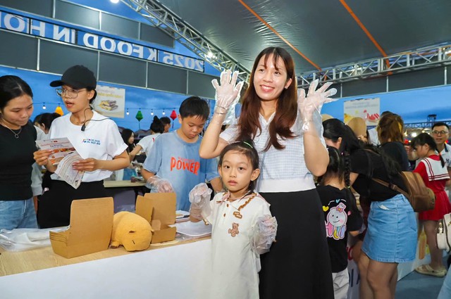 Phố cổ Hội An sôi động với lễ hội Ẩm thực, văn hóa Hàn Quốc- Ảnh 7. Phố cổ Hội An sôi động với lễ hội Ẩm thực, văn hóa Hàn Quốc- Ảnh 7.