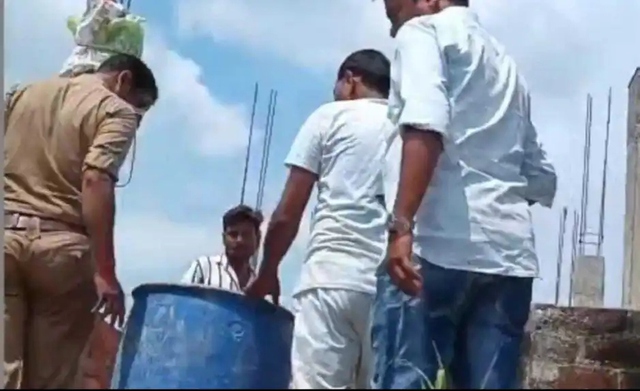 Bé trai 2 tháng tuổi tử vong sau khi bị đàn khỉ bắt cóc- Ảnh 1. Bé trai 2 tháng tuổi tử vong sau khi bị đàn khỉ bắt cóc- Ảnh 1.