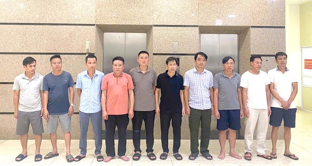 4 cán bộ kiểm lâm ở Thanh Hóa bị khởi tố vì nhận tiền "bảo kê" gỗ lậu- Ảnh 1. 4 cán bộ kiểm lâm ở Thanh Hóa bị khởi tố vì nhận tiền "bảo kê" gỗ lậu- Ảnh 1.