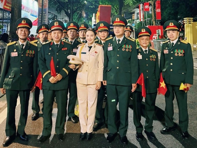 Nữ diễn viên "Về nhà đi con" sau thời gian dài vắng bóng, giờ là Thượng úy công an, U40 viên mãn- Ảnh 1. Nữ diễn viên "Về nhà đi con" sau thời gian dài vắng bóng, giờ là Thượng úy công an, U40 viên mãn- Ảnh 1.