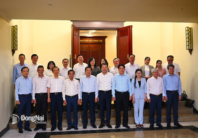 Bộ Chính trị cho ý kiến dự thảo văn kiện Đại hội Đảng bộ tỉnh Đồng Nai - Ảnh 5.