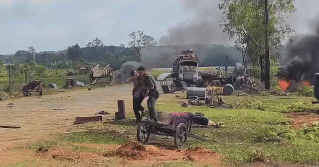 Diễn viên nhí 2 tuổi ngồi khóc thét bên thi thể mẹ trong "Mưa đỏ" gây ấn tượng - Ảnh 2.