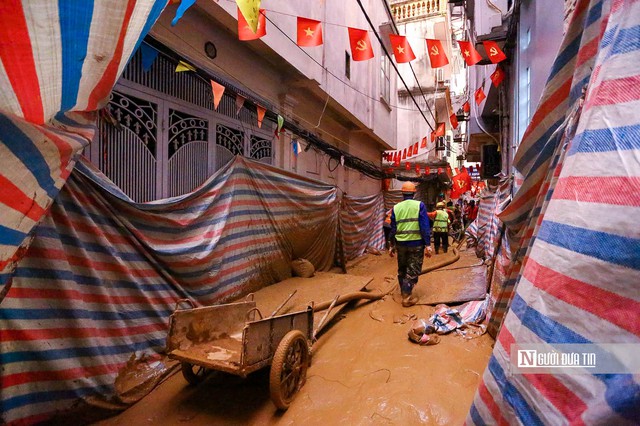 Hà Nội: Bùn lại phun trào ở dự án metro Nhổn - ga Hà Nội- Ảnh 1. Hà Nội: Bùn lại phun trào ở dự án metro Nhổn - ga Hà Nội- Ảnh 1.
