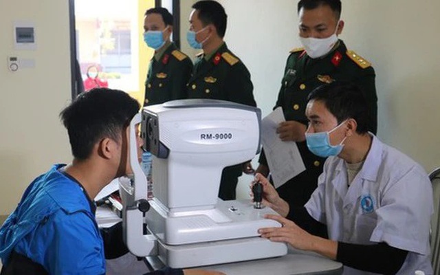 Công dân ở TP.HCM bị cận thị được hỗ trợ đến 25 triệu đồng nếu đăng ký đi nghĩa vụ quân sự - Ảnh 1.
