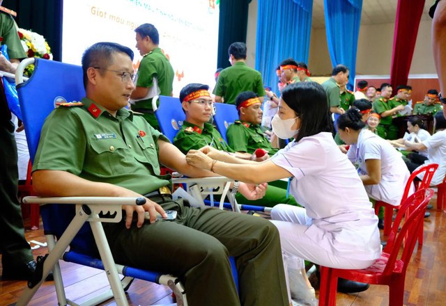 Hà Tĩnh: Hàng trăm cán bộ chiến sĩ Công an tham gia hiến máu tình nguyện- Ảnh 3. Hà Tĩnh: Hàng trăm cán bộ chiến sĩ Công an tham gia hiến máu tình nguyện- Ảnh 3.