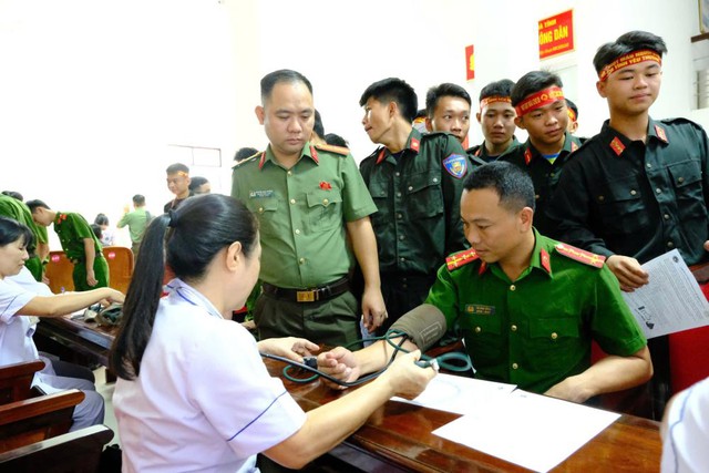 Hà Tĩnh: Hàng trăm cán bộ chiến sĩ Công an tham gia hiến máu tình nguyện- Ảnh 2. Hà Tĩnh: Hàng trăm cán bộ chiến sĩ Công an tham gia hiến máu tình nguyện- Ảnh 2.