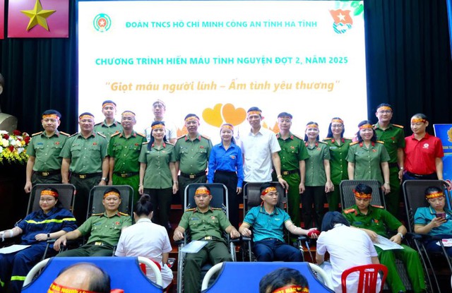 Hà Tĩnh: Hàng trăm cán bộ chiến sĩ Công an tham gia hiến máu tình nguyện- Ảnh 1. Hà Tĩnh: Hàng trăm cán bộ chiến sĩ Công an tham gia hiến máu tình nguyện- Ảnh 1.